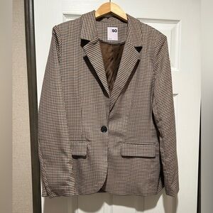 Like new condition size large women’s brown houndstooth blazer.